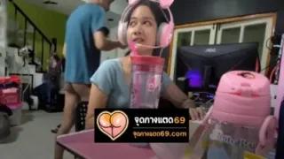 คลิปหลุดเสียงไทย xxx น้องน้ำผึ้ง กำลังนั่งเล่นเกมส์สนุกเลย ผัวเงี่ยนจับนม ถอดกางเกงโชว์ควย แล้วจับเย็ดหน้าคอมท่าหมาจนน้ำแตก
